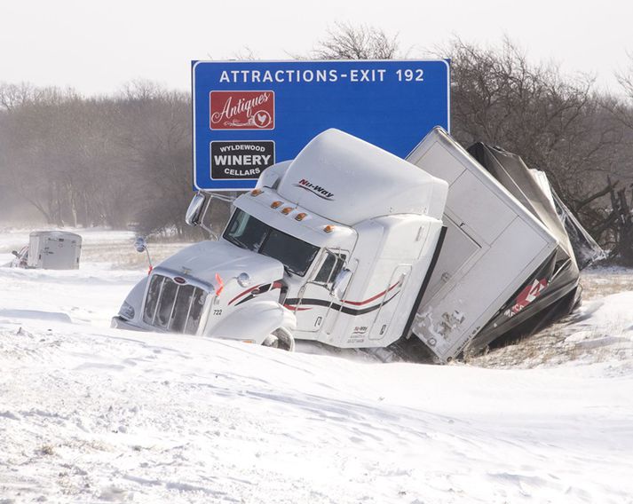 Þessi trukkur rann út af hraðbraut í Illinois í gær.