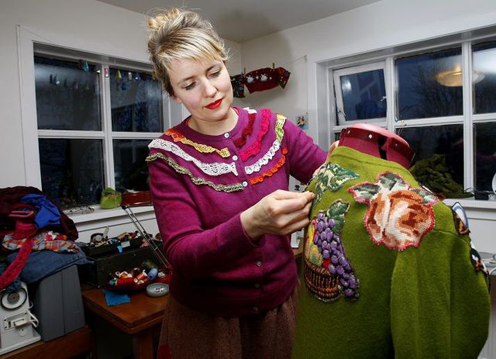 Sigríður Ásta Árnadóttir gerir stórskemmtilegar og litríkar flíkur úr gömlum ullapeysum.
Fréttablaðið/Anton