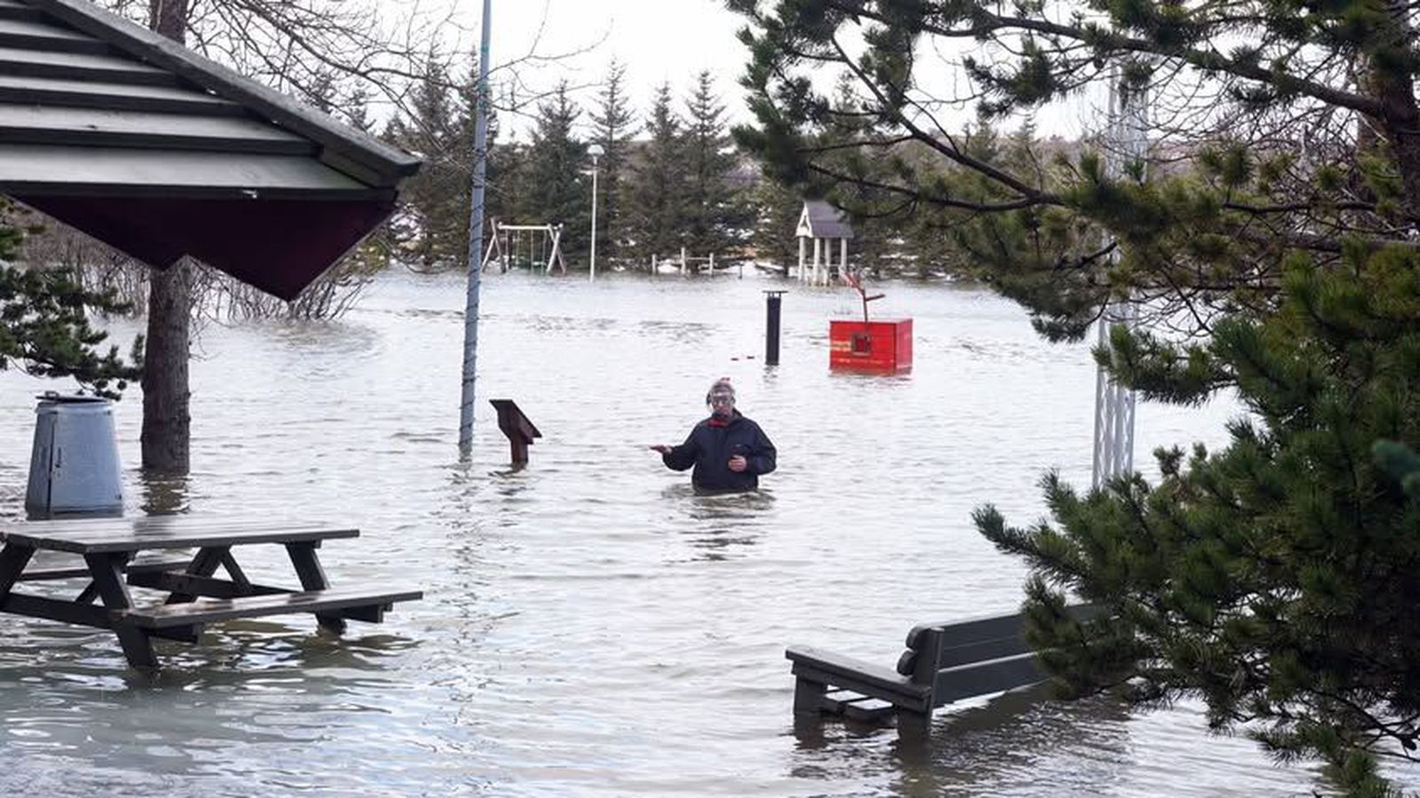 Guðmundarlundur á bóla­kafi