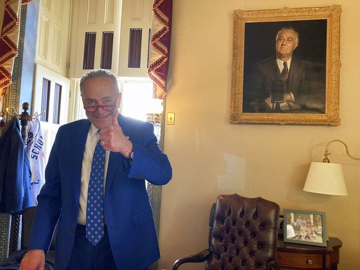 Chuck Schumer, leiðtogi meirihlutans í öldungadeildinni, var kátur að atkvæðagreiðslu lokinni. Samþykkt frumvarpsins er mikill sigur fyrir hann og Joe Biden Bandaríkjaforseta.