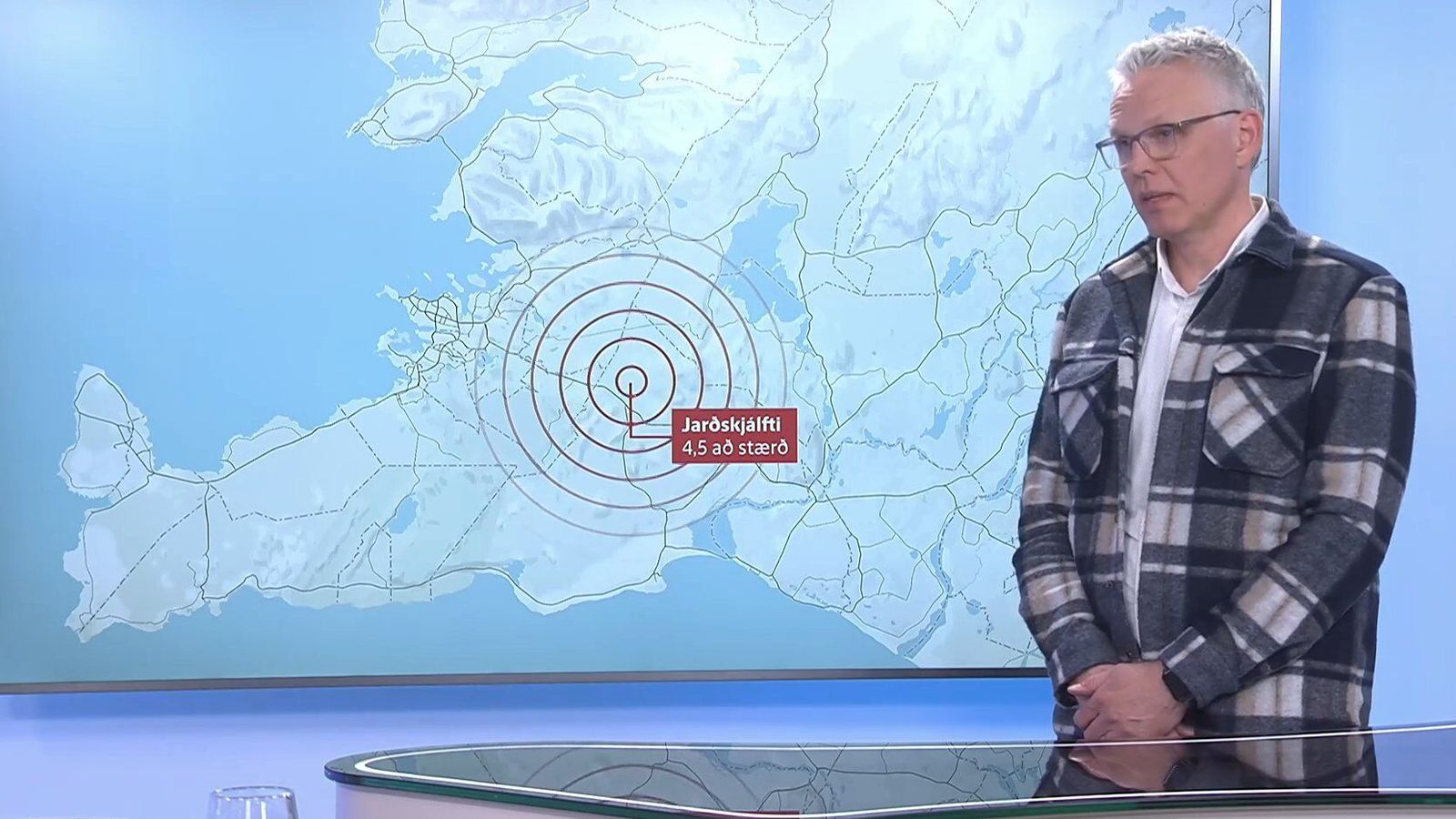 Engar vís­bendingar um kvikusöfnun en ríf­lega sjö hundruð skjálftar