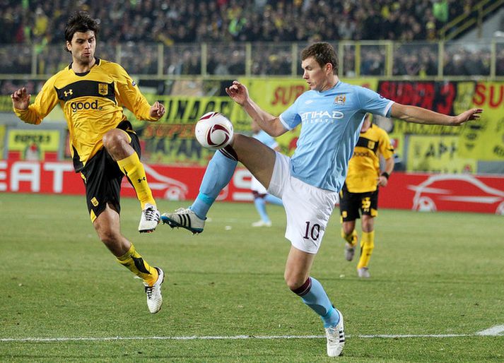 Edin Dzeko, til hægri, í leik með City í vikunni.