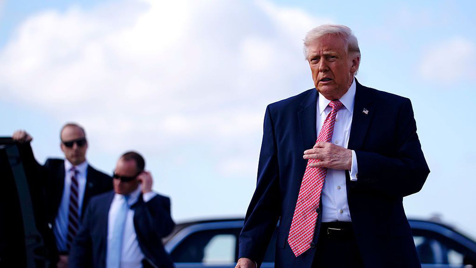 Segir að að­gerðum gæti lokið eftir tvær til þrjár vikur