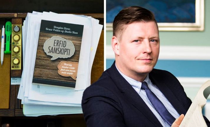 Bókina Erfið samskipti mátti sjá á borði Höskuldar Þórhallssonar sem er á útleið sem þingmaður Framsóknarflokksins.