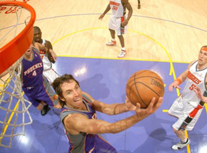 Steve Nash skorar tvö af 20 stigum sínum gegn Charlotte í nótt