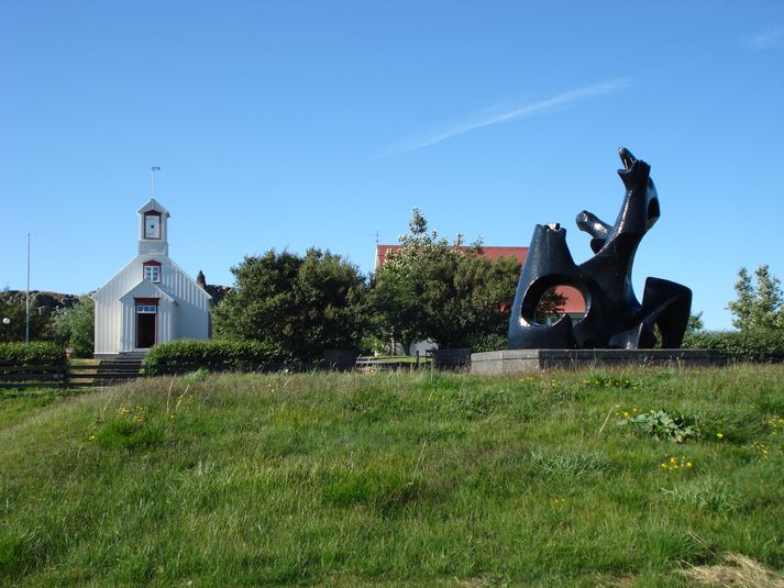 Kirkjan á Borg og verkið Sonatorrek eftir Ásmund Sveinsson.