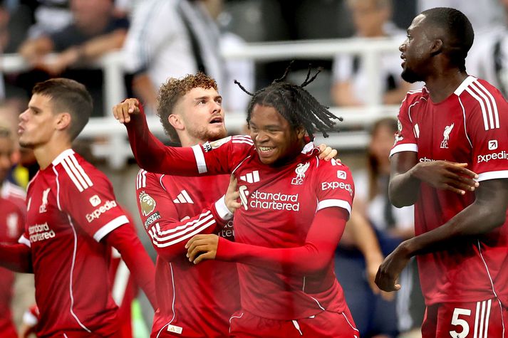 Rio Ngumoha fagnar sigurmarki sínu fyrir Liverpool í kvöld.