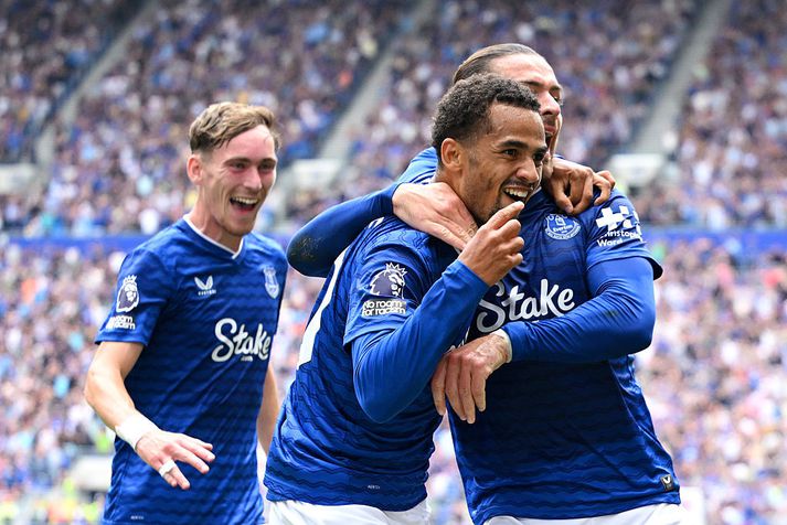 Iliman Ndiaye í faðmi Jack Grealish eftir að hafa skorað fyrsta mark Everton á nýja heimavellinum.