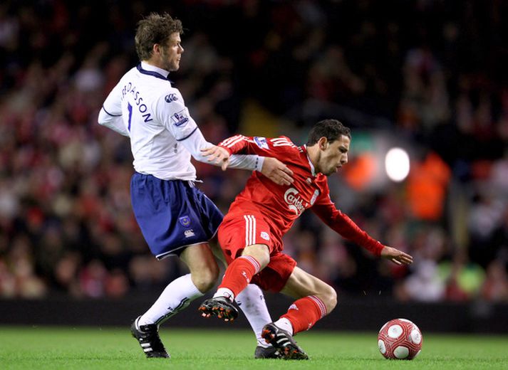 Hermann í leik með Portsmouth gegn Liverpool á síðustu leiktíð. Hér á hann við Maxi Rodriguez.