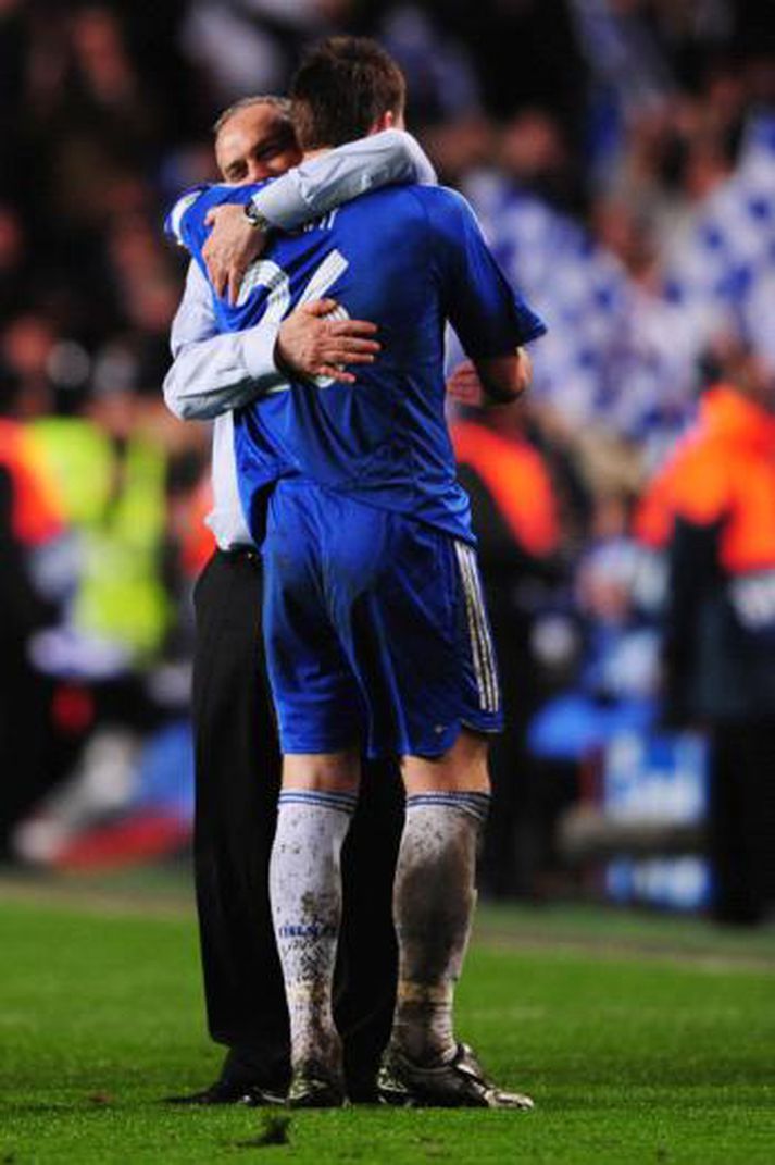 Terry og Grant fallast í faðma eftir sigur Chelsea á Liverpool í gær.
