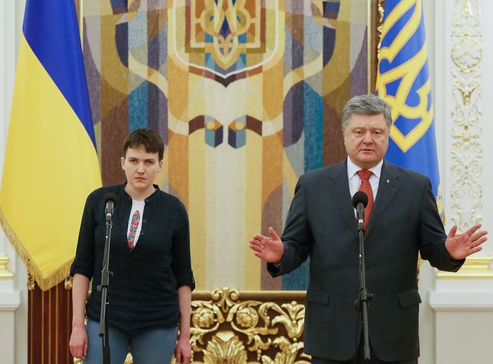 Nadia Savchenko og Petro Poroshenko, forseti Úkraínu, í Kænugarði í dag.