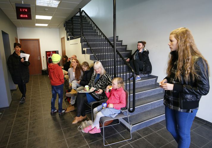 Fólk þurfti að bíða úti á gangi eftir afgreiðslu þegar ljósmyndara Vísis bar að garði.