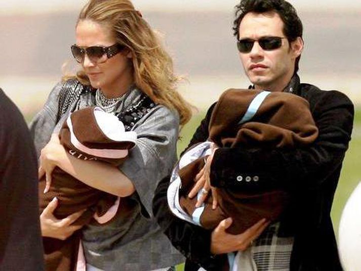Jennifer Lopez og Marc Antony með tvíburana sem klæðast aldrei sömu fötunum tvisvar.
