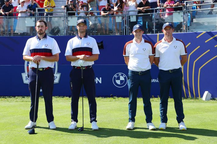 Patrick Cantlay og Wyndham Clark stilla sér upp fyrir viðureign þeirra við  Matt Fitzpatrick og Rory McIlroy. Cantlay er sagður hafa neitað að bera húfu liðsins í mótmælaskyni