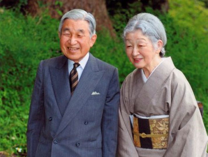 Keisarinn Akihito ásamt Michiko, keisaradrottningu.