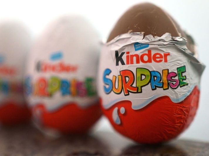 Grunur er um að Kinder eggin innihaldi ekki aðeins glaðning heldur einnig vágestinn salmonellu.