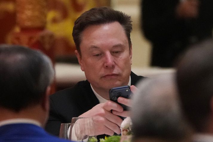 Þrátt fyrir lækkunina er Elon Musk enn langríkasti maður heims. 