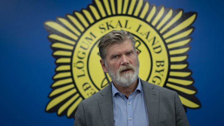 Grímur Grímsson yfirmaður miðlægrar rannsóknardeildar lögreglunnar á höfuðborgarsvæðinu segir rannsóknina unna með Lögreglunni á Suðurnesjum, héraðssaksóknara og ríkislögreglustjóra auk þess sem erlend lögregluyfirvöld hafi lagt hönd á plóg.