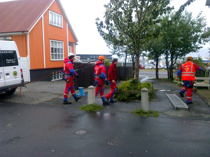 Björgunarsveitarmenn að störfum í Nýlendugötu um klukkan hálf sjö í kvöld.