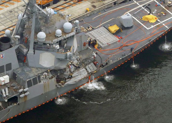 USS Fitzgerald við akkeri í Yokosuka-herstöðinni.