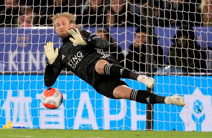 Kasper Schmeichel ver vítaspyrnu Sergio Agüero.