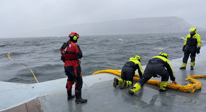 Næstu skref eru að senda kafara niður að skipinu til að skoða og kanna hugsanlegar skemmdir.