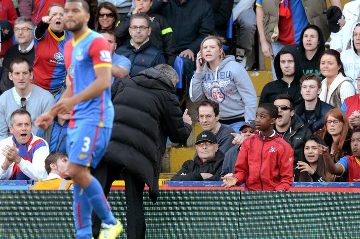 Jose Mourinho, knattspyrnustjóri Chelsea, talar hér yfir stráknum.