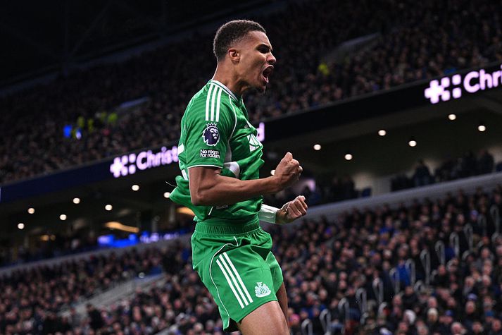 Malick Thiaw fagnar öðru af tveimur mörkum sínum í kvöld.