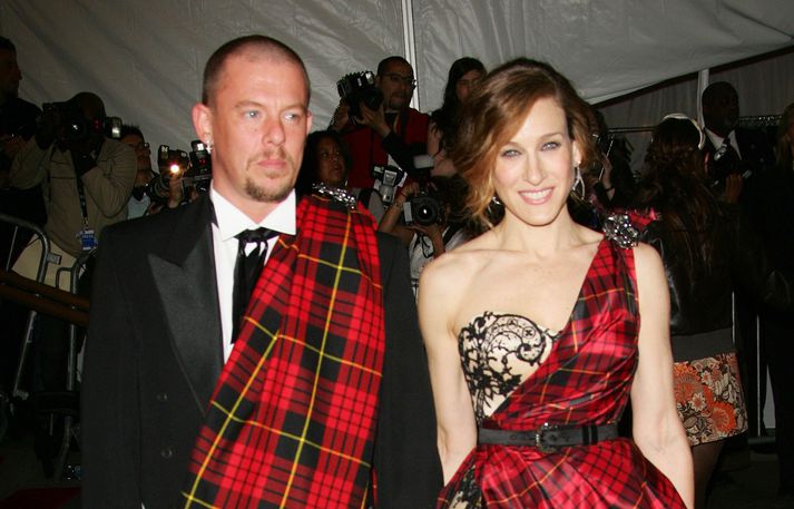 Sarah ásamt Alexander McQueen.