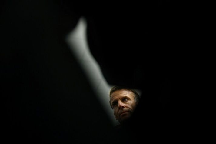 Macron fór í úthverfi Parísar í dag, þar sem árásin var framin.