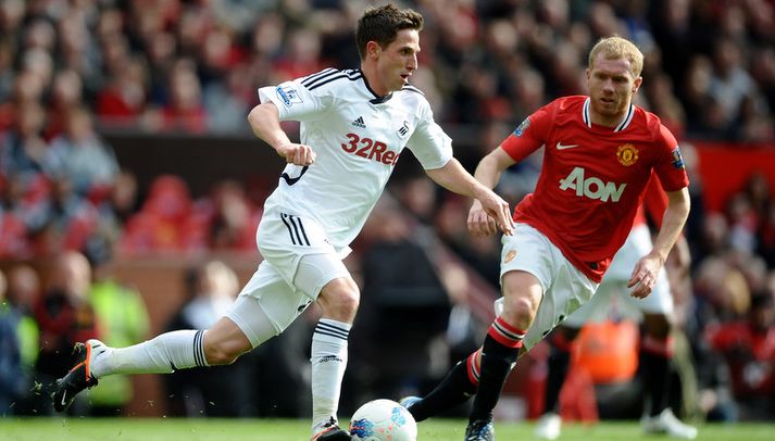 Joe Allen í baráttu við Paul Scholes.