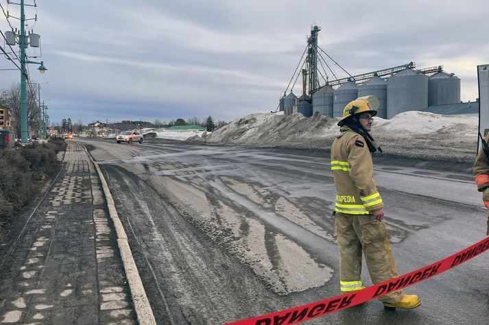 Slökkviliðsmaður á vettvangi í Amqui í Quebec þar sem ökumaður pallbíls ók niður gangandi vegfarendur með þeim afleiðingum að tveir létust og níu særðust.