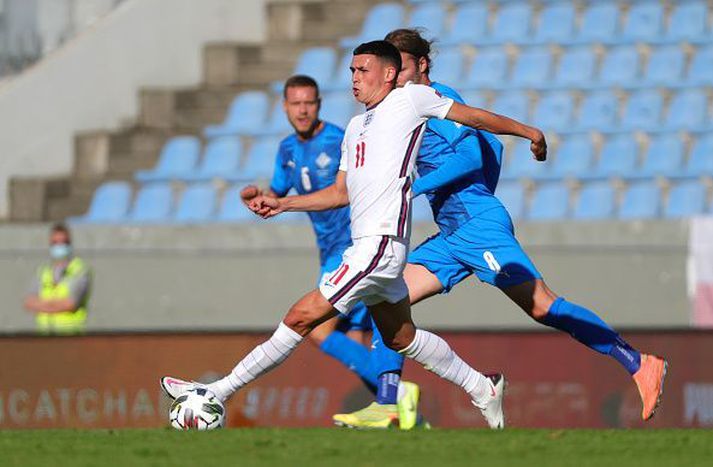 Phil Foden á Laugardalsvelli. Stúlkurnar heimsóttu hann og Mason Greenwood. 