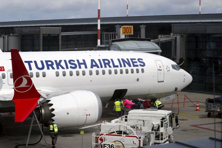 Flugvél Turkish Airlines á evrópskum flugvelli. Þessi vél er af gerðinni Boeing 734 MAX en sú sem lenti í ókyrrðinni yfir Íslandi var Boeing 777.