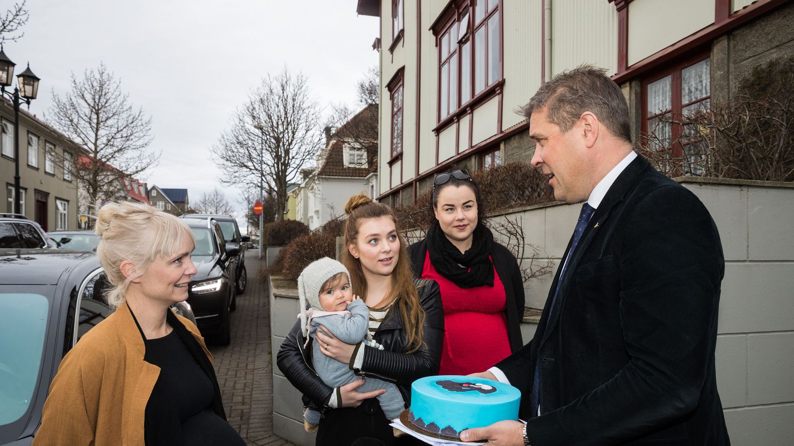Faerdu Fjarmalaradherra Koku Med Askorun Um Ad Baeta Kjor Ljosmaedra Visir
