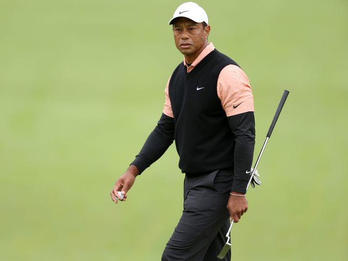 Tiger Woods er fyrir miðju á heimslistanum í golfi. Hann lenti í skelfilegu bílslysi á síðasta ári en sneri aftur í síðasta mánuði.