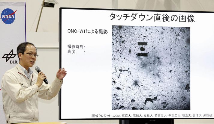 Yuichi Tsuda. frá JAXA, sýndi blaðamönnum mynd af lendingarstað Hayabusa2 á Ryugu.