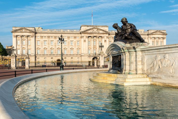 Buckinghamhöll í London er aðsetur Elísabetar II. Bretadrottningar.