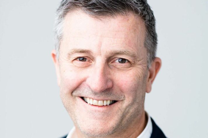 Orri starfaði áður sem bæjarstjóri í Hveragerði og sem forstjóri Frumherja. 