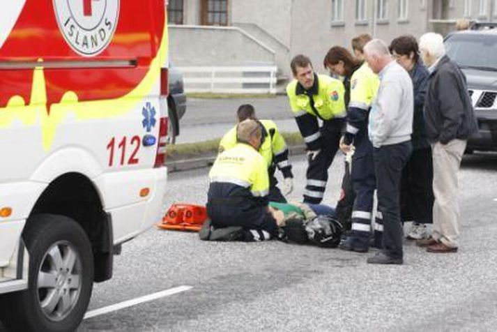 Sjúkraflutningamenn hlúa að stúlkunum.