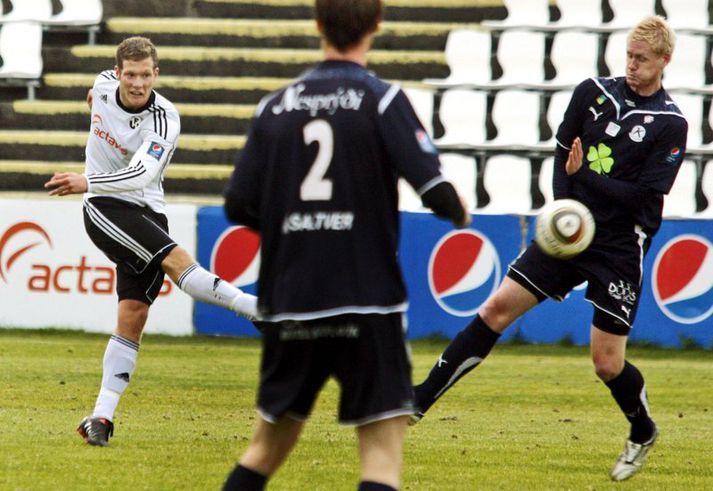 Björn Daníel Sverrisson þrumar að marki en Bjarni Hólm er til varnar.
