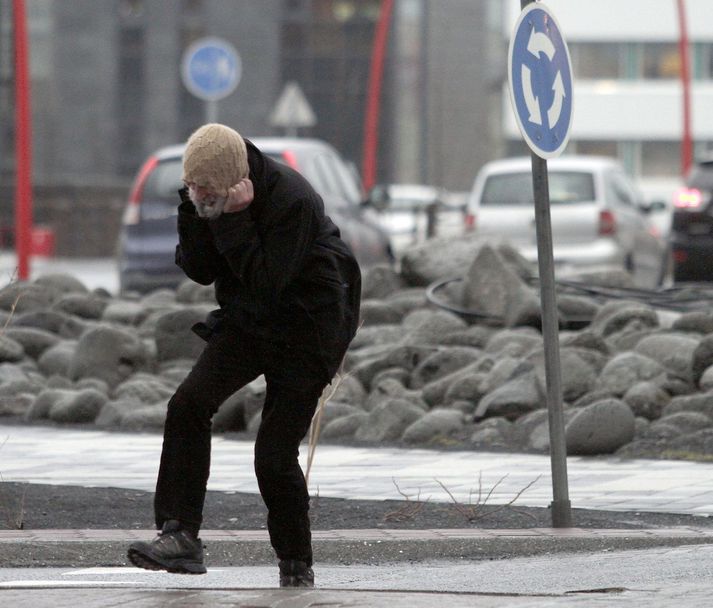 Ferðamenn áttu erfitt með sig í hvassviðrinu á höfuðborgarsvæðinu í gærmorgun.