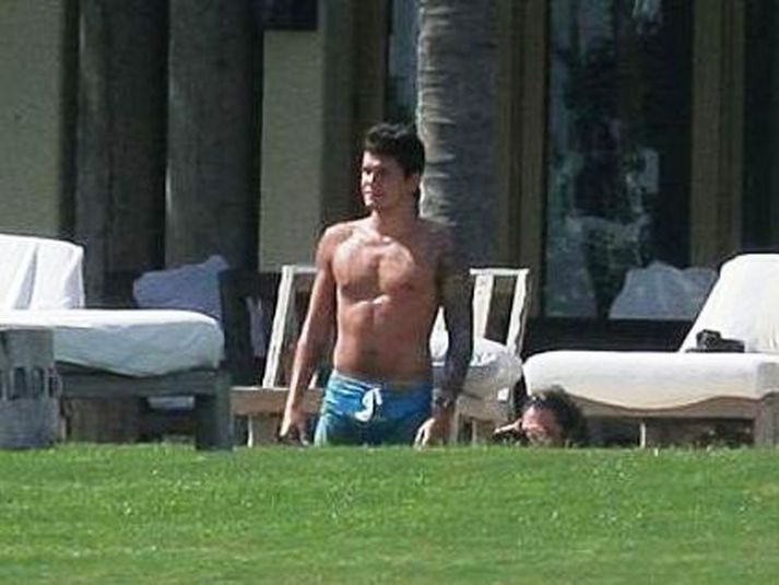 John Mayer er 9 árum yngri en Jennifer Aniston.