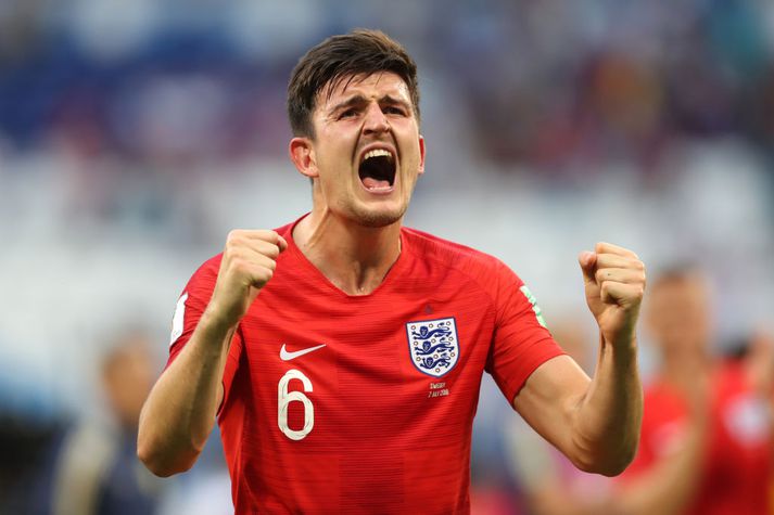 Harry Maguire notaði stóra höfuðið til að skalla boltann í markið á móti Svíþjóð.