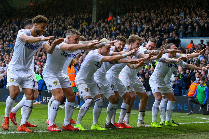 Leikmenn Leeds United fagna hér einum af mörgum sigrum sínum á tímabilinu.