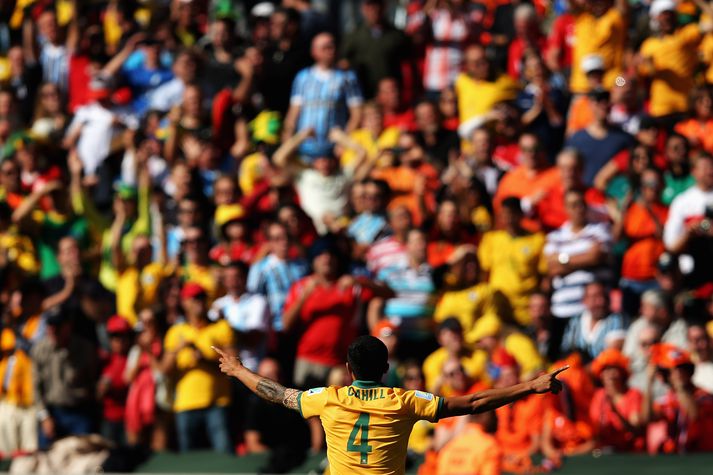 Tim Cahill verður í banni í leiknum.