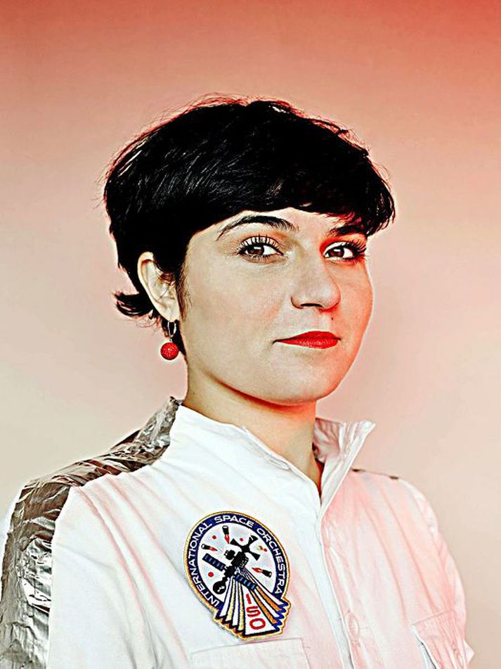 Nelly Ben Hayoun - Súperstjarnan íklædd búningi International Space Orchestra.