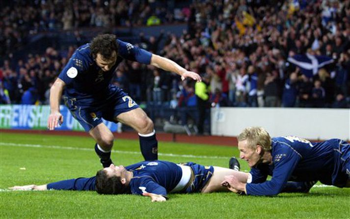 Gary Caldwell liggur í grasinu og ræður sér ekki fyrir kæti eftir að hafa skorað gegn Frökkum