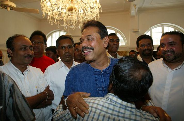 Sigrinum fagnað. Auk þess að gleðjast yfir kosningasigrinum fagnaði Mahinda Rajapakse sextugsafmæli sínu í gær.