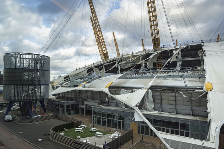 Þak O2 hallarinnar í London er illa farið eftir óveðrið sem hefur geysað þar í landi.